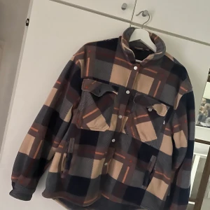 Skjortjacka  - Oversized skjortjacka, storlek S Nyskick 