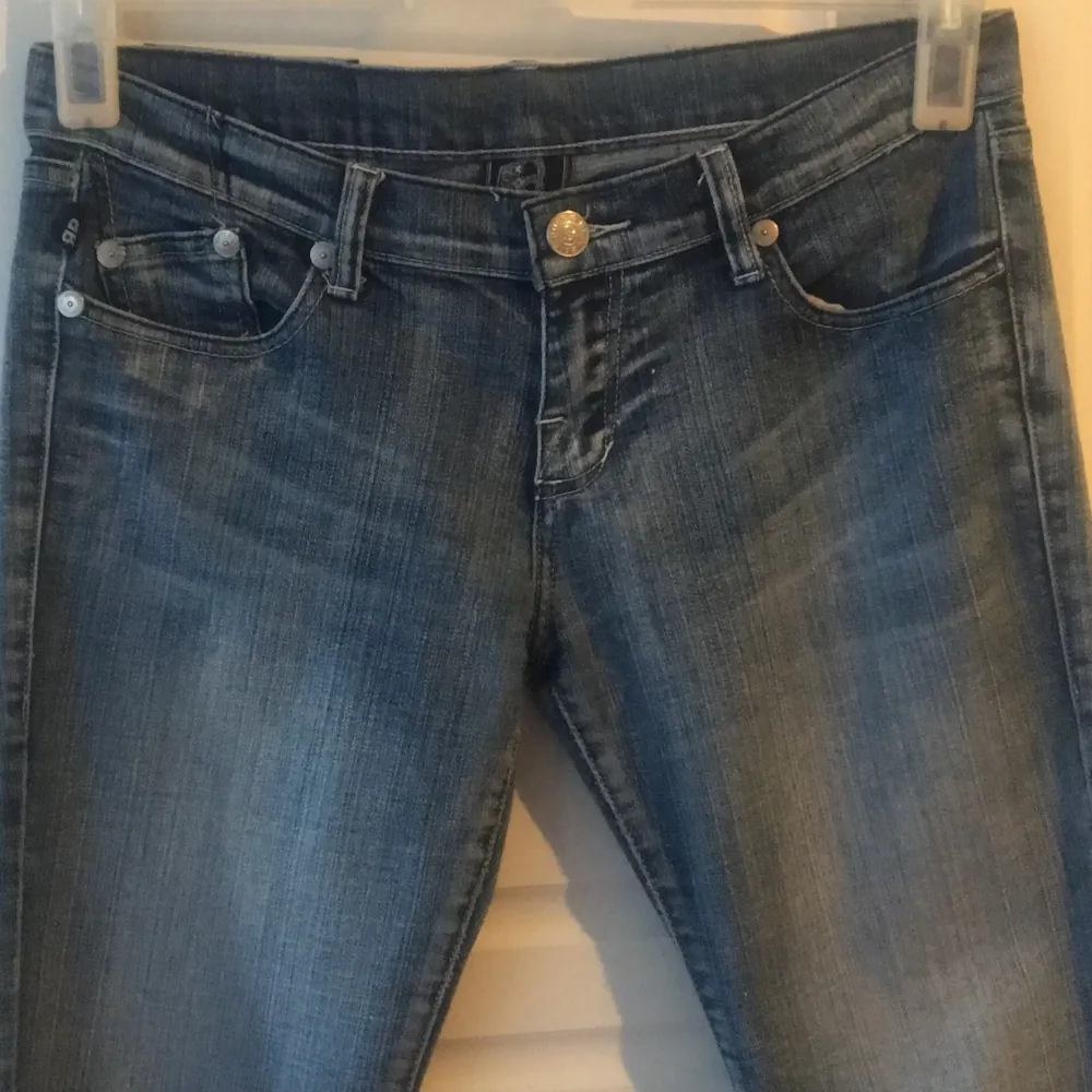 Victoria Beckham jeans,Lågmidjade bootcut, midjemått 43 innerbensmått 74, kan mötas upp i Stockholm eller skickas då köparen betalar frakten.. Jeans & Byxor.