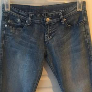 Victoria Beckham jeans,Lågmidjade bootcut, midjemått 43 innerbensmått 74, kan mötas upp i Stockholm eller skickas då köparen betalar frakten.