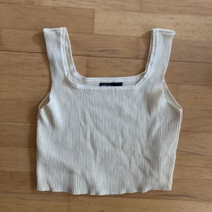 Off white top - Offwhite/beige top från shein, aldrig använd och i bra skick💓 Köpare står för frakt 