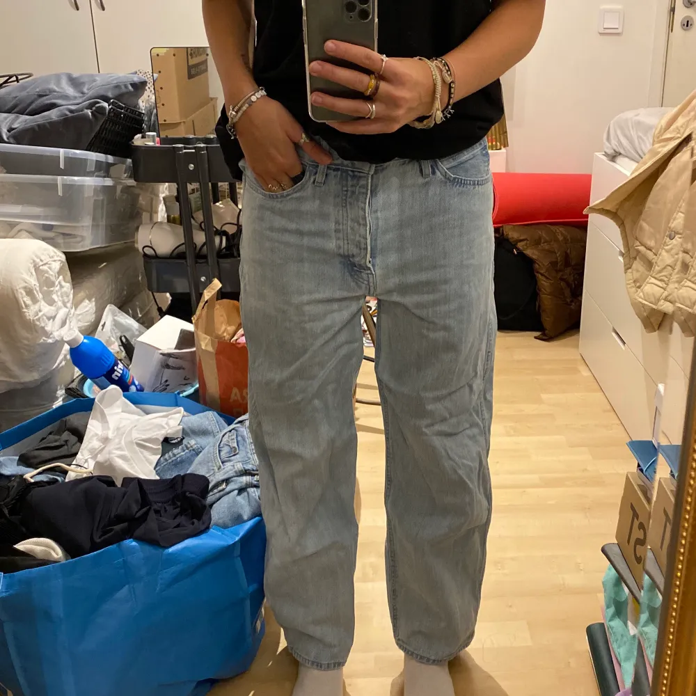 Säljer dessa knappt använda levis ribcage jeans i storlek 27 då jag tycker att dem tyvärr är lite för korta för mig (jag är 168cm).. Jeans & Byxor.