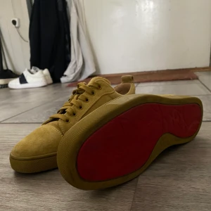 Christian Louboutin  - Säljer mina loubs då jag har andra skor jag använder mer! Dom är i storlek 40,5 och är i riktigt bra skick 