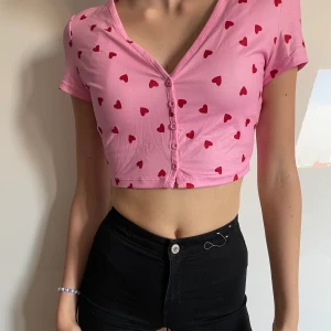 Topp - Söt liten topp från shein i strl S! Super fin! Nästan helt ny, bara använd en gång! Frakt tillkommer på 15kr 