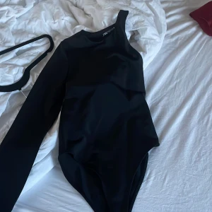 body från zara  - skitsnygg enarmad body från zara 💗