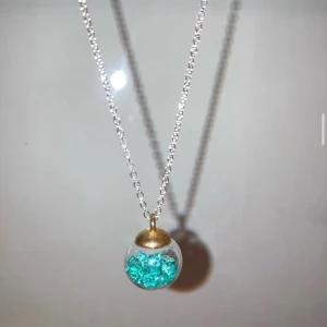 Julkula halsband  - Ett halsband med en turkos/ blå julkula