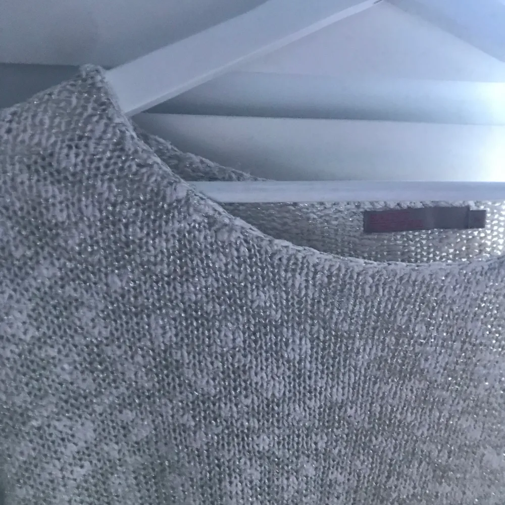 En super fin stickad tröja från Saint tropez💕väl använd⚡️säljer då den ej kommit till användning längre ✨. Stickat.