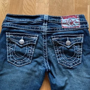 Bootcut true religion jeans - TRYCK INTE PÅ KÖP NU<3 Galet snygga mörkblåa bootcut jeans från true religion:) lågmidjade och väldigt eftertraktade, jättebra skick🫶midjemåttet är 42cm rakt över å innebenslängden är 90cm, för långa för mig som är 160💕💕köp direkt för 1200kr