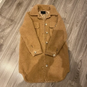 Brun kappa - Säljer min fina bruna kappa då jag köpt andra! Var en favorit förra hösten men kommer inte till användning nu, superfin i färgen (färgen är inte lika tydlig på bild som i verkligheten) Xs men passar även S