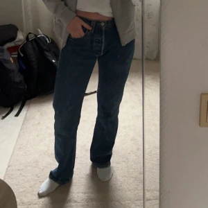 Blå levis 501 - Blå levis 501 i storlek 28/32. Passar som en 34:a. Jeansen har en slitning på rumpan som va där när ja köpte dem. 