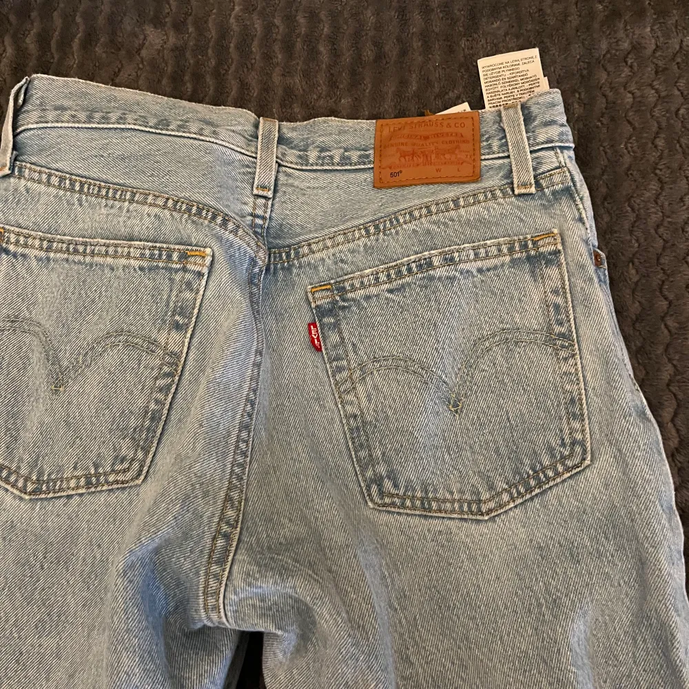 Säljer dessa fina Levis jeans 501!! W25 och längd 32 💓💓 Budgivning från 300kr och köpare står för frakt🦋. Jeans & Byxor.
