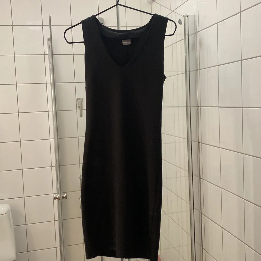 Säljer en svart klänning från Gina Tricot i storlek small. Fint skick, inget tecken på användning. 75% viskos, 20% polyester och 5% elastan. . Mekot.
