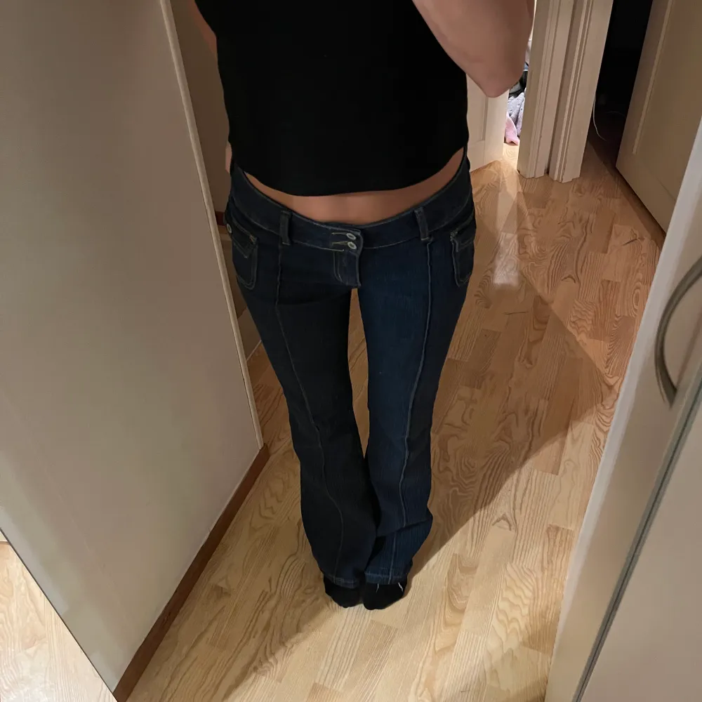 Så sjukt snygga lågmidjade bootcut jeans från brandy Melville. Dom är nersprättade på båda benen💕💕. Jeans & Byxor.