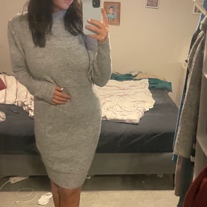 Pices klänning - Klänning från märket pieces, endast testad, lapp finns kvar. Nypris 299 strl S men passar M