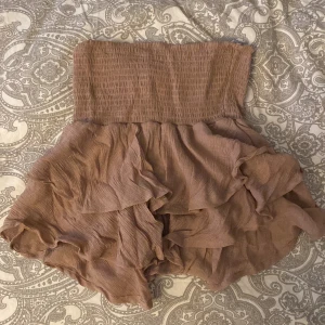 Populär beige kjol från shein - Aldrig använd då jag inte tycker att färgen passar mig. Köpt från shein, storlek S💗