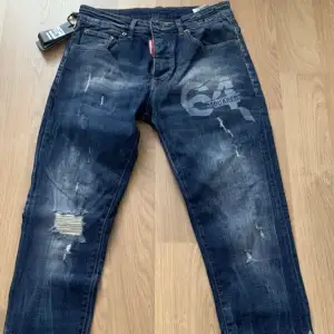 Ett par helt splitt nya disquared2 jeans med ettiket på! Köpta för 7000:- 