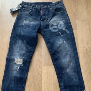 Dusquared2 jeans M - Ett par helt splitt nya disquared2 jeans med ettiket på! Köpta för 7000:- 
