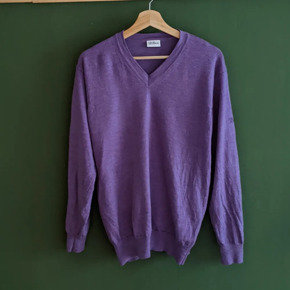 Purple knit sweater - V neck - New condition - 100% wool. Stickat.