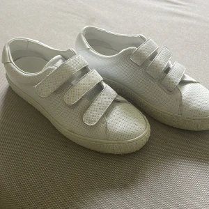 Axel Arigato sneakers - Supersnygga arigato skor som inte säljs längre, stilrena och passar till allt💕Knappt använda och inköpta för 2500 förra året💕😄