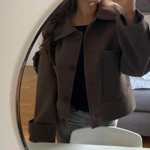 Intressekoll på min bruna kappa från Kappahl. Den är slutsåld online och nästan slutsåld i butik. Den är i storlek M!! Fraktar runt i hela Sverige. Den är nästan oanvänd 😊💖Köp direkt för 1.500kr 💖