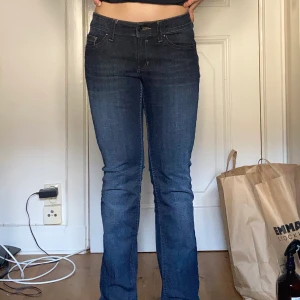 Esprit denim 94107, storlek 28/32 - Lågmidjade, grå, tajta bootcut jeans. Väldigt bra skick, original från tidigt 00-tal. Tajta men stretchigt material, blixtlås till bakfickorna. 