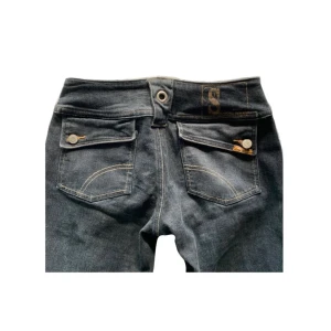 Svarta lågmidjade jeans - Ett par skit snygga svarta lågmidjade jeans med fina detaljer på fickorna. De är lite för små för mig i midjan och men passar i längden. Köpta på secondhand. Priset kan diskuteras och kontakta mig gärna💗