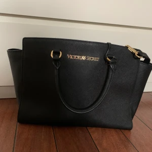 Victoria secret väska - Väska, köpt i london i Victoria secret butik för några år sedan. Med leopard i insidan