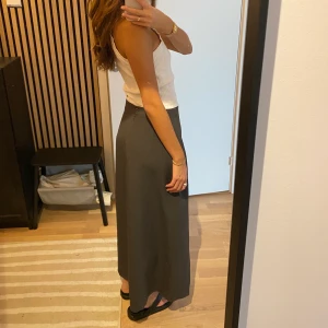 Maxikjol - Säljer denna fina grå kostymkjol i maxilängd som jag köpt second hand❣️ Som referens är jag 164 cm