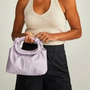 Lila väska ifrån MQ  - Lila väska i från MQ i jättefint skick , aldrig använd! Skriv för egna bilder!