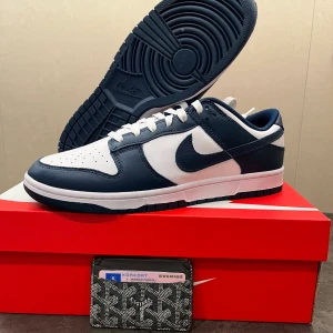 Dunks och new balance 550 - Valerian blue dunks Storlek: 45 Skick: Oanvända / Deadstock Bud: 1500kr Bin: 1700kr  New balance 550 blue  Storlek: 45 Skick: Oanvända / Deadstock Bud: 1600kr Bin 1900kr