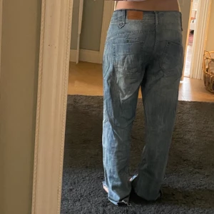 Svin snygga låglöddrande baggy jeans  - Skit snygga jeans som jag inte ens visste att jag hade, de är inte min stil men wow. Förmodligen köpta second hand men det står ”Extra denim” på dem! OBS⚠️så ni vet är det vääldigt baggy men det syns typ inte