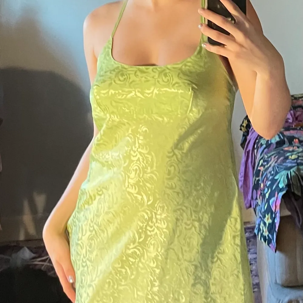 Så otroligt gullig grön kort klänning! Tyger har super fina mönster på sig och så fin rygg 💕. Klänningar.