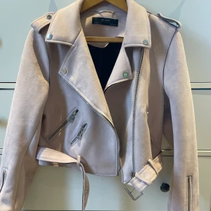 Zara jacka - Sliper fint skick, knappt använd säljer pga jag har växt ut ur den💖