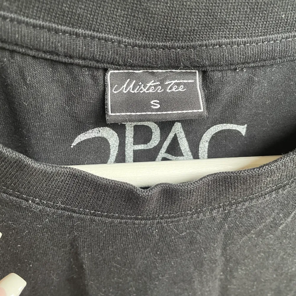 T-shirt med Tupac tryck köpt på zalando. Säljs pga inte min stil längre💞. T-shirts.