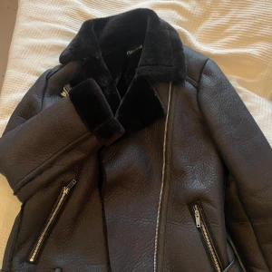 Jacka  - Jätte snygg jacka i st M. Som ny! 500kr+ frakt🤍🖤