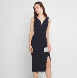 Midi Dress - En navy blue klänning till salu, är använd endast en gång. Jag står för frakten.