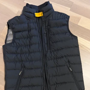 Parajumper väst - Svart parajumper väst från kidsbrandstore.  Nästan aldrig använd. Den är som ny.  Storlek Y-M / 164