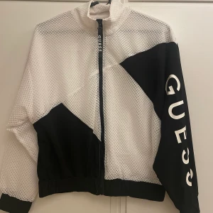 Guess tröja - Tröja/jacka från guess. Tror den är från deras tränings kollektion. Äkta och köpt i deras butik. Storlek xs. Fint skick. 
