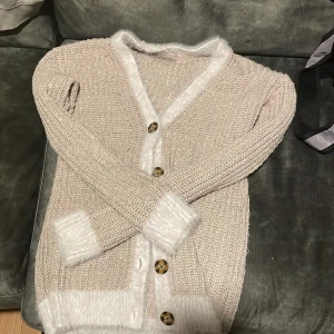 Stickad Tröjja - Gammal stickad cardigan med vit fluff