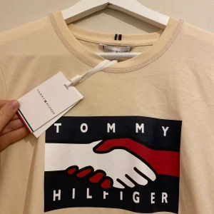 T-shirt Tommy hilfigher  - Ny T-shirt med lappar kvar från Tommy hilfigher i storlek M. Passar även S. Nypris 499
