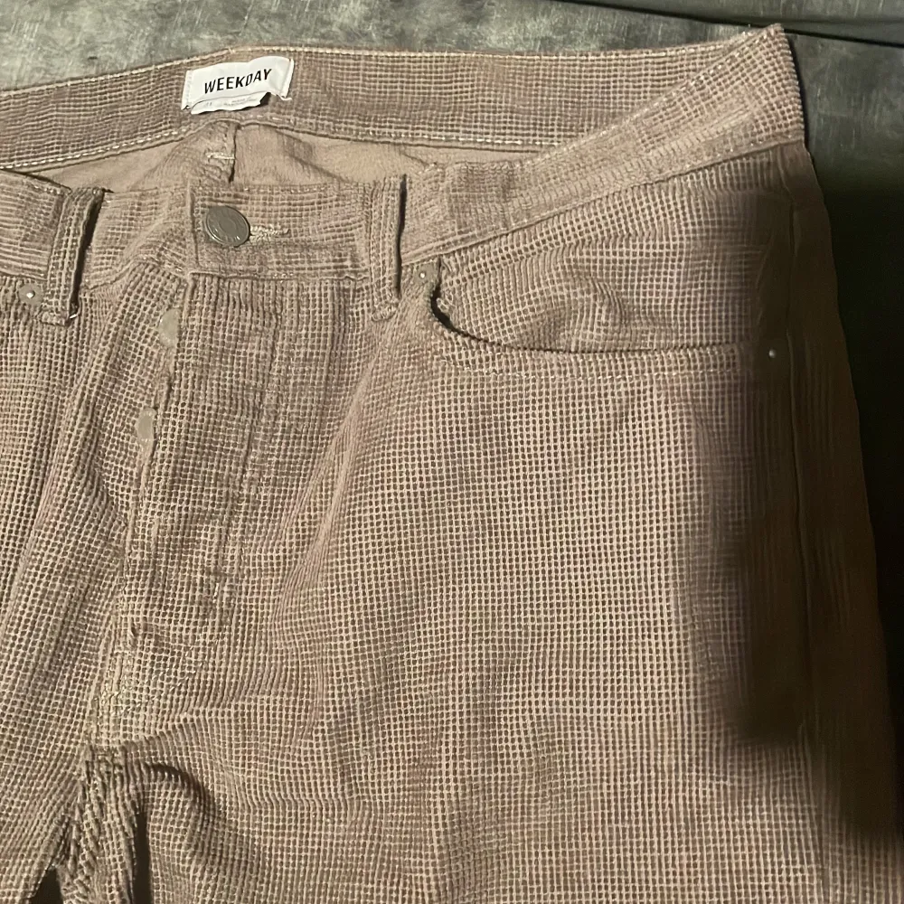 Fetta byxor från Weekday som inte används längre, Storlek 31 och har skön ”velvet” material . Jeans & Byxor.