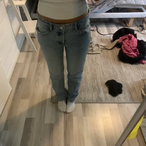 Zara lågmidjade jeans - Lågmidjade jeans ifrån Zara, ingen bra bild då dem är lite stora men annars jättefina!