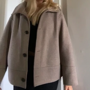 Beige kappa - Säljer min beiga kappa från Kappahl som jag tyvärr inte fått användning av. Köpt på plick och är i jätte bra skick. Storleken är M och sitter perfekt på mig