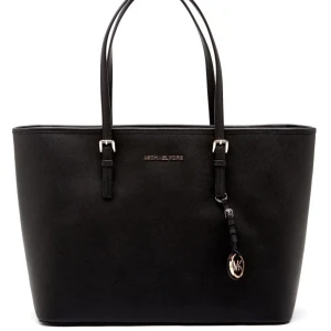 Svart Michael Kors väska - Inte min första bild. Säljer min Michael Kors väska som är i bra skick! Fler bilder kommer