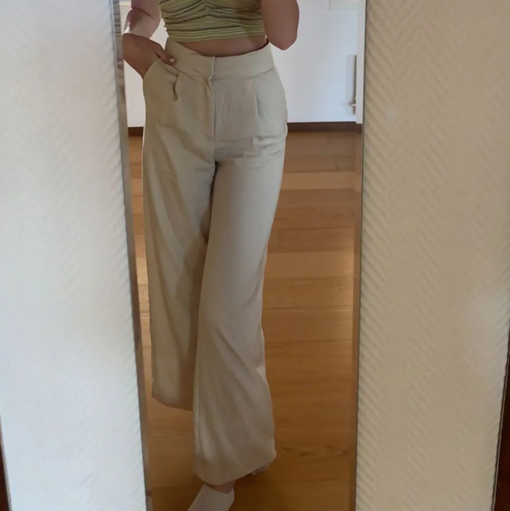Jättefina beiga kostymbyxor från Zara! Aldrig använda. Köptes för 500kr, säljes för 200+frakt💕. Jeans & Byxor.