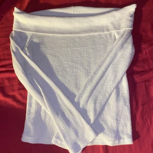 off the shoulder tröja - tröjan är beige färgad och man måste vika överdelen själv (kan nog sys så man slipper behöva vika den)