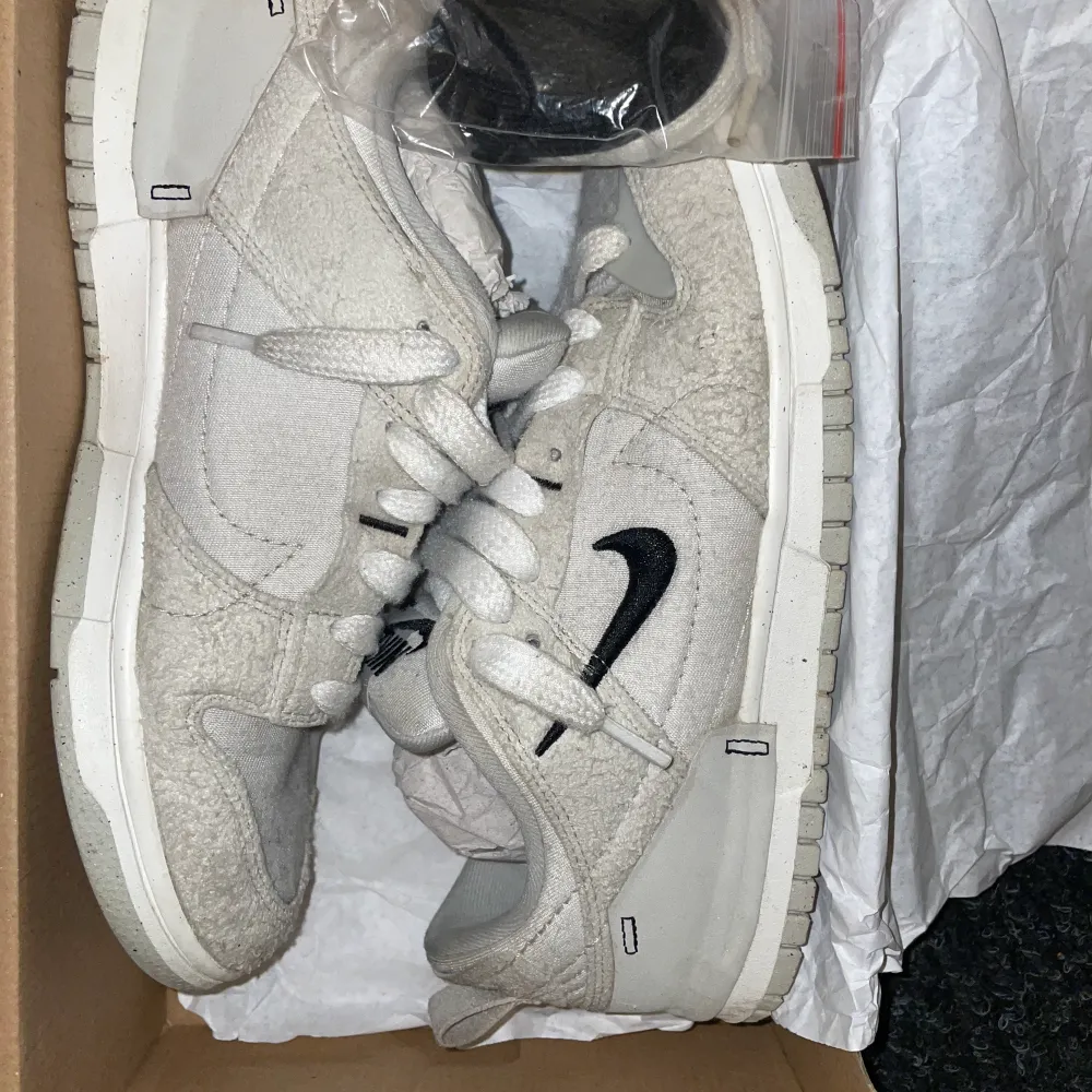 Jag säljer mina Nike dunks då de inte passar längre.  Skorna kostar runt 3000kr deadstock men jag säljer mina för 900 då de har använts lite.  Skick: 6,5/10 Pris kan diskuteras och fråga gärna ifall ni undrar något eller vill ha fler bilder. . Skor.