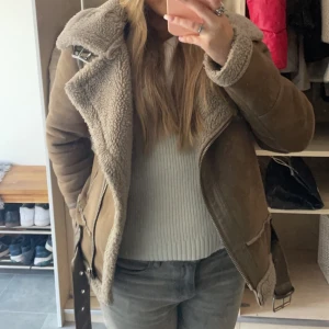 Zara jacka💋💋 - Finaste jackan från zara perfekt till våren! Storlek S men skulle säga att den passar någon från XS-M. Hör av er vid frågor💞💞