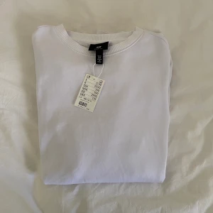 Vit sweatshirt Hm - Säljer denna superfina sweatshirten!!! Lappen kvar och helt oanvänd🥳