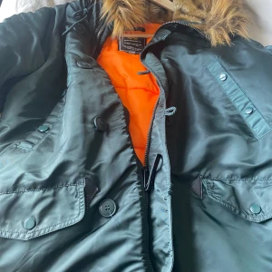 Alpha industries - Alpha industries vinterjacka som är otroligt varmt!  Jättefint skick. Storlek M  Köparen betalar frakt eller hämtar upp.