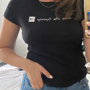 The north face t-shirt - En t-shirt köpt i London från The North Face. Texten säger ”never stop exploring”. Som ny, knappt använd✨